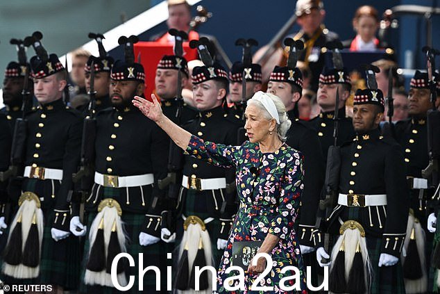 Dame Helen,78 岁,向聚集在朴茨茅斯 Southsea Common 的人群招手