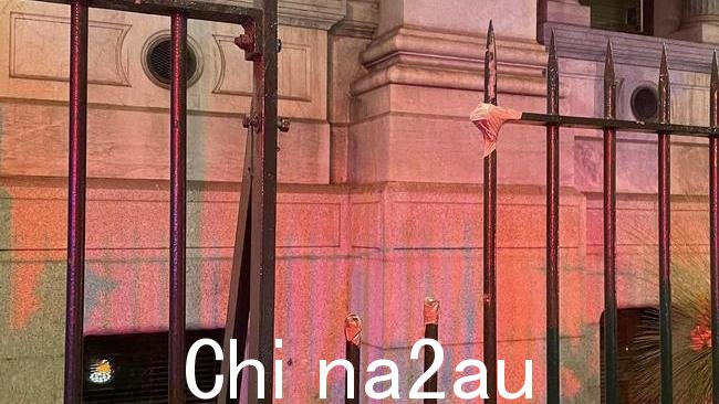 一名男子据称试图翻越阿德莱德议会大厦外的栅栏,被送往医院。图片:南澳大利亚警方。