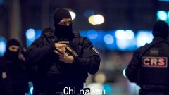 一名男子据称试图跳过南澳议会大厦外的栅栏，手腕被刺伤，被送往医院