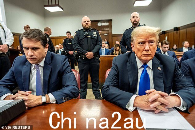 前总统唐纳德·特朗普(右)周四出席曼哈顿刑事清点,他被判犯有 34 项伪造商业记录罪,这些罪名与 2016 年总统选举前向色情明星斯托米·丹尼尔斯支付封口费有关