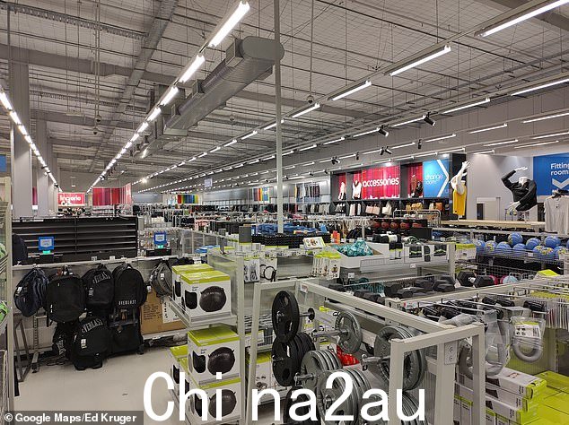 一对夫妇在陶朗加凯马特购物(如图),当他们的浏览被商店扬声器中传来的声音打断时,他们得到的东西比他们预想的要多,这让顾客“绝对惊恐”