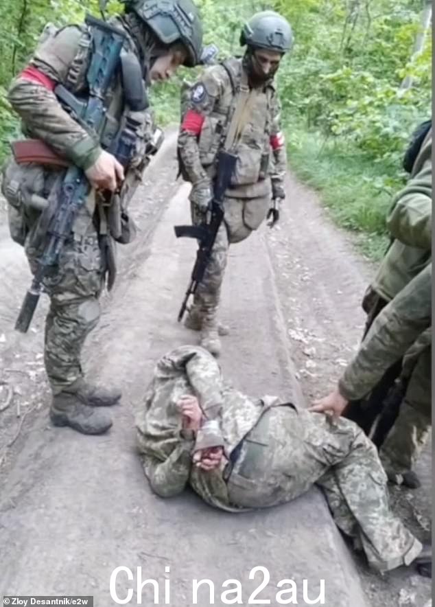 俄罗斯士兵拍摄自己殴打和折磨蒙着眼睛的乌克兰战俘的画面,其中一名士兵用 AK-74M 步枪从倒地乌克兰男子的头部几英寸处开火