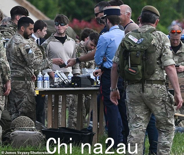 英国伞兵在诺曼底登陆,庆祝诺曼底登陆 80 周年,受到法国海关官员的迎接
