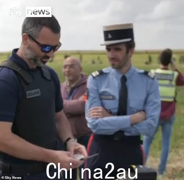 可以看到成群结队的其他军人从飞机上跳下来纪念诺曼底登陆,而法国海关官员面前排着长队