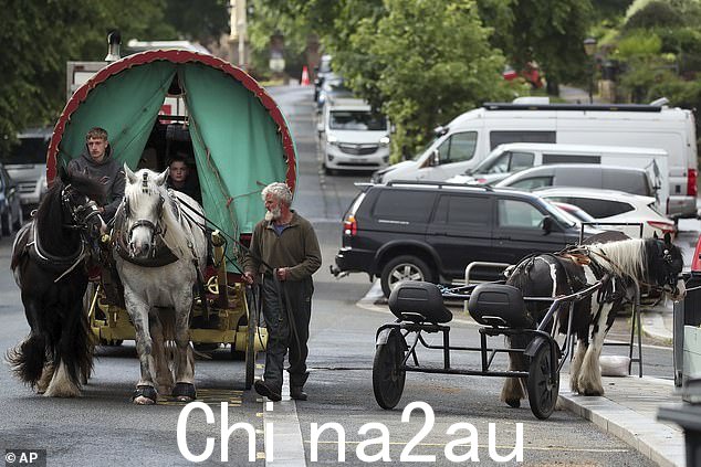 旅客乘马车到达
