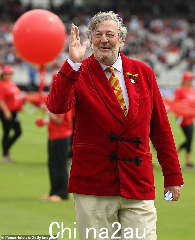 斯蒂芬·弗莱 (Stephen Fry) 参加英格兰与澳大利亚之间的灰烬杯第二场测试赛第二天