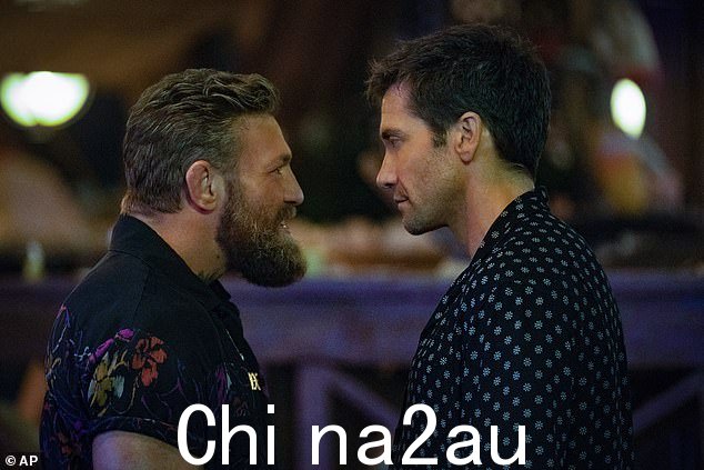 他还透露,在拍摄《Road House》的打斗场景时,他的手被一堆碎玻璃压住,导致手部感染了葡萄球菌——与康纳·麦格雷戈一起饰演诺克斯