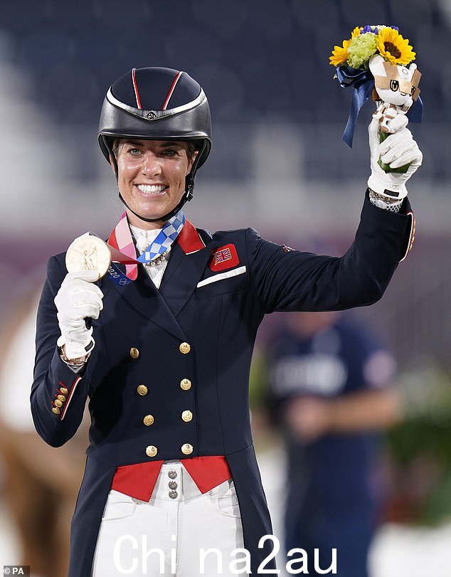 夏洛特·杜雅尔丁 (Charlotte Dujardin) 庆祝在 Gio 自由泳大奖赛个人决赛中获得铜牌,在 2020 年东京奥运会上获得六枚奖牌,成为英国获得奖牌最多的女性奥运选手” =