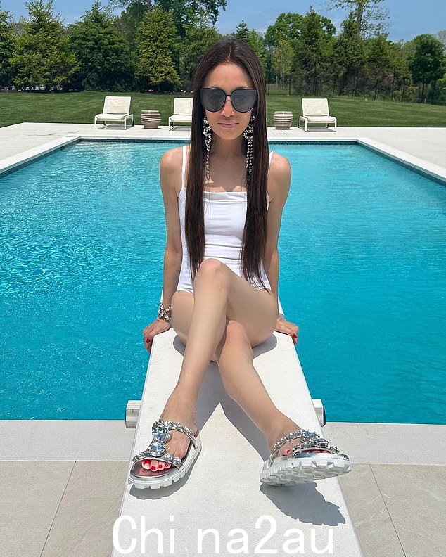 她最近的一次目击是在这位时尚偶像在 Instagram 上发布的一系列泳池照片中看起来年龄只有她一半的时候几乎引起了互联网的关注