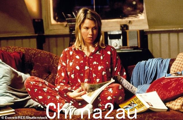 最近几周,《Mad About The Boy》的拍摄工作如火如荼地进行,蕾妮·齐薇格 (Renee Zellweger) 在伦敦拍摄场景中被发现(照片中为 2001 年的布里奇特)