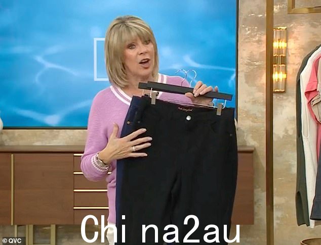 露丝在 QVC 上展示她的服装系列时仍然戴着结婚戒指