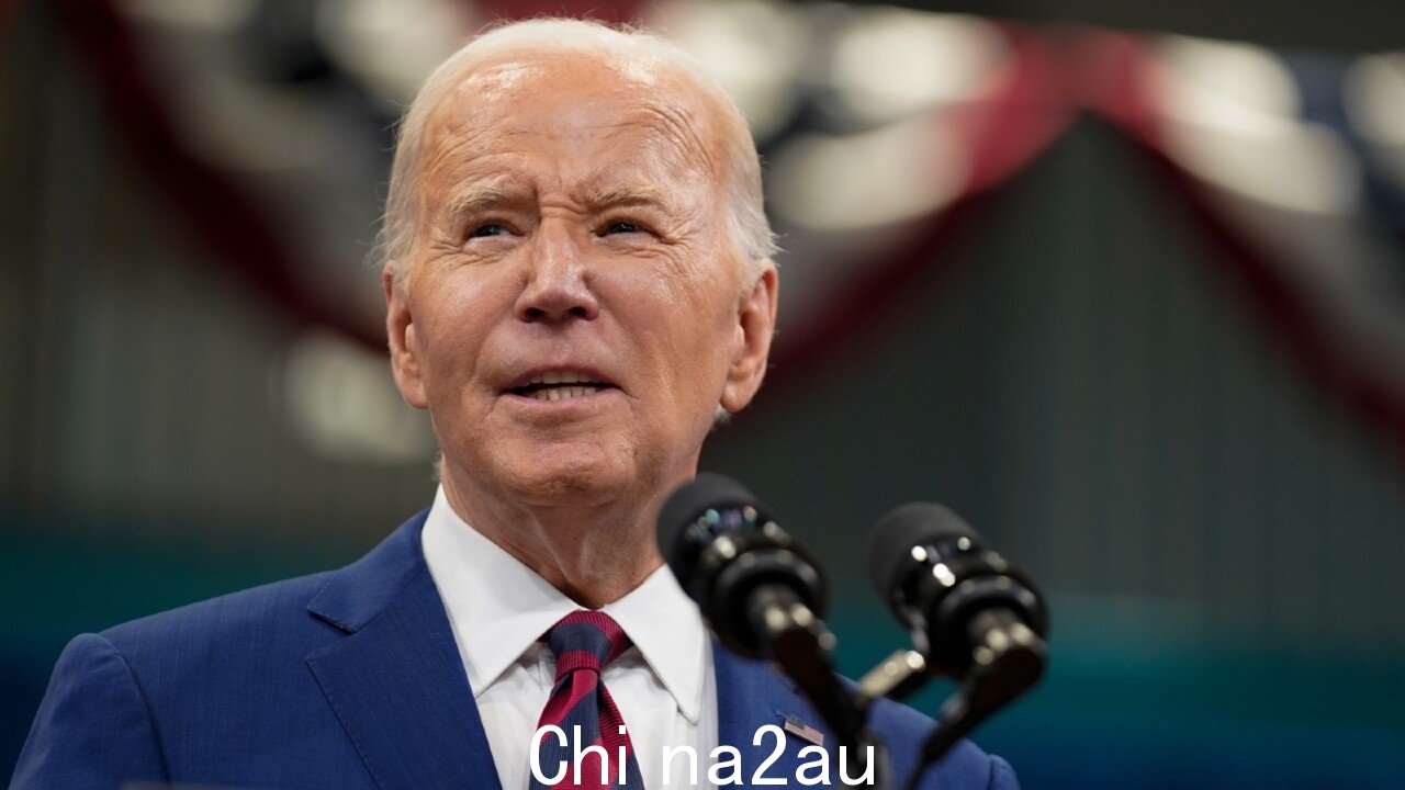 乔·拜登继续“螺旋式上升”周四在法国举行的一场令人心酸的诺曼底登陆纪念仪式上,人们发现拜登总统笨拙地摸索着自己的座位,而其他政要仍然站着。</p><p >在法国诺曼底,可以看到这位 81 岁的老人在舞台中央抓着自己的椅子,尽管他的妻子第一夫人吉尔·拜登和法国总统埃马纽埃尔·马克龙仍然挺直地站在他旁边。</p><p >就在拜登似乎悬停在他的椅子上的那一刻,第一夫人迅速捂住了嘴。</p><p>然后,总司令尴尬地僵住了,直到其他人入座,这段奇怪时刻的镜头显示。</p><p> p><img class=