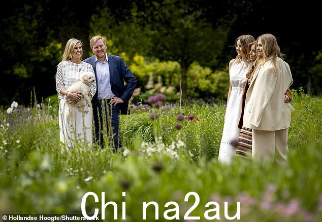 Maxima 以其出色的时尚感而闻名,她身穿白色直筒夹克和配套衬衫组成的商务休闲装