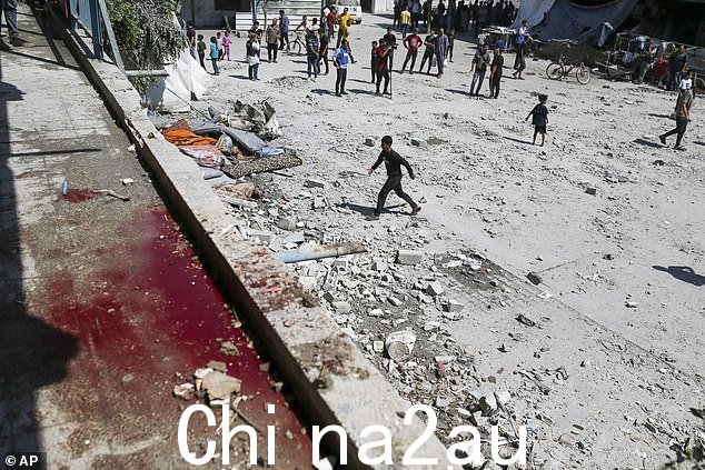 以色列袭击造成数十人死亡周四,在加沙努塞拉特难民营一所联合国开办的学校