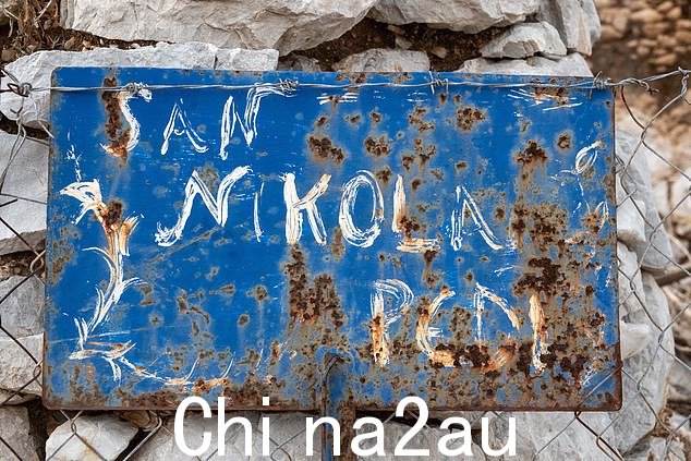 圣尼古拉斯海滩上的标志,莫斯利博士周三开始徒步旅行的地方