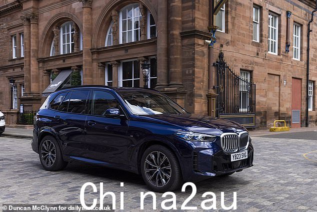 在飞机附近发现带有防弹玻璃的 BMW X5 安全车(如图)后,谣言愈演愈烈——这位超级巨星以前曾乘坐这辆车出行