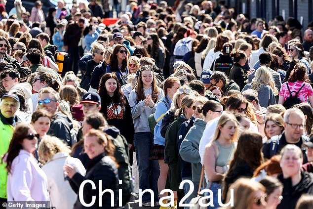 这位备受折磨的诗人系歌手将于明天在该市著名的苏格兰煤气默里菲尔德体育场开始她的巡演的下一站,数千人已经在排队