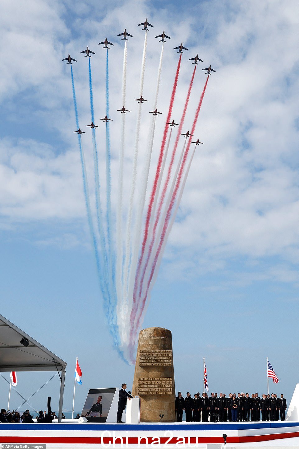 法国空军精锐杂技飞行队“法国巡逻兵”(上)随后是英国皇家空军 (RAF) 特技飞行队“红箭”进行飞行表演上述国际纪念仪式期间