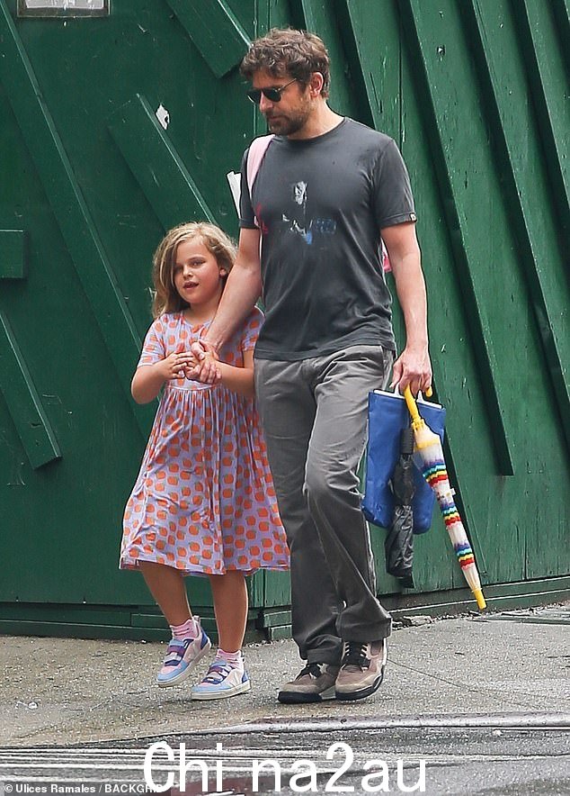 周四,布莱德利·库珀 (Bradley Cooper) 与七岁的女儿莉亚·德·塞纳 (Lea de Seine) 在纽约散步时,他是一位溺爱孩子的父亲