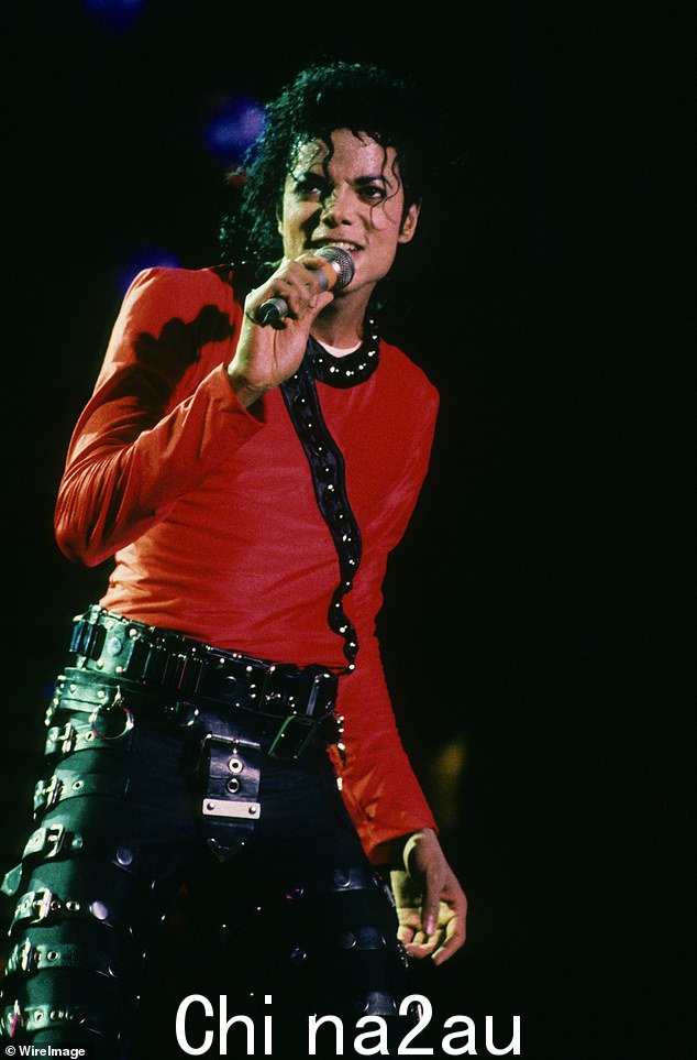 杰克逊被拍到在 1987 年 6 月表演
