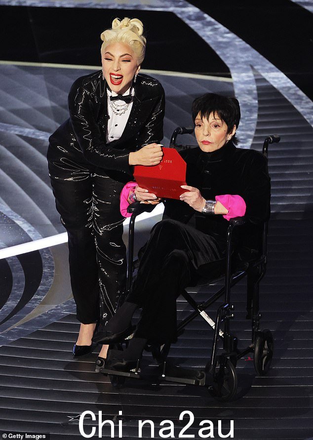 Lady Gaga 和 Liza Minnelli 在 2022 年第 94 届奥斯卡金像奖颁奖典礼上登台演讲