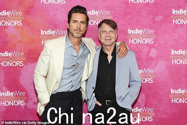 Matt Bomer,46 岁和 Ron Nyswaner 因 Showtime 系列《同行旅行者》获得波长奖