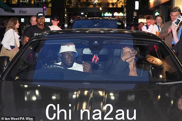 后来,当人群聚集在伦敦这对著名夫妇周围时,他们一起乘坐一辆时髦的汽车离开了