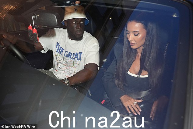 Stormzy 开车送他们回家时,两人看上去精神抖擞