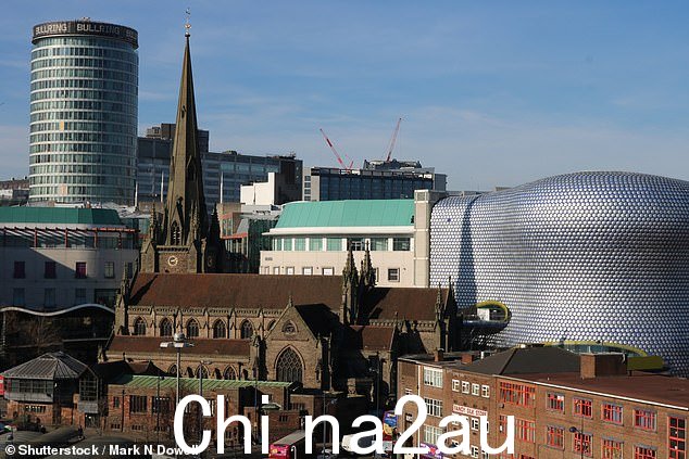 布兰妮的画再现了位于城市圣马丁教堂后面的 Selfridges 购物中心