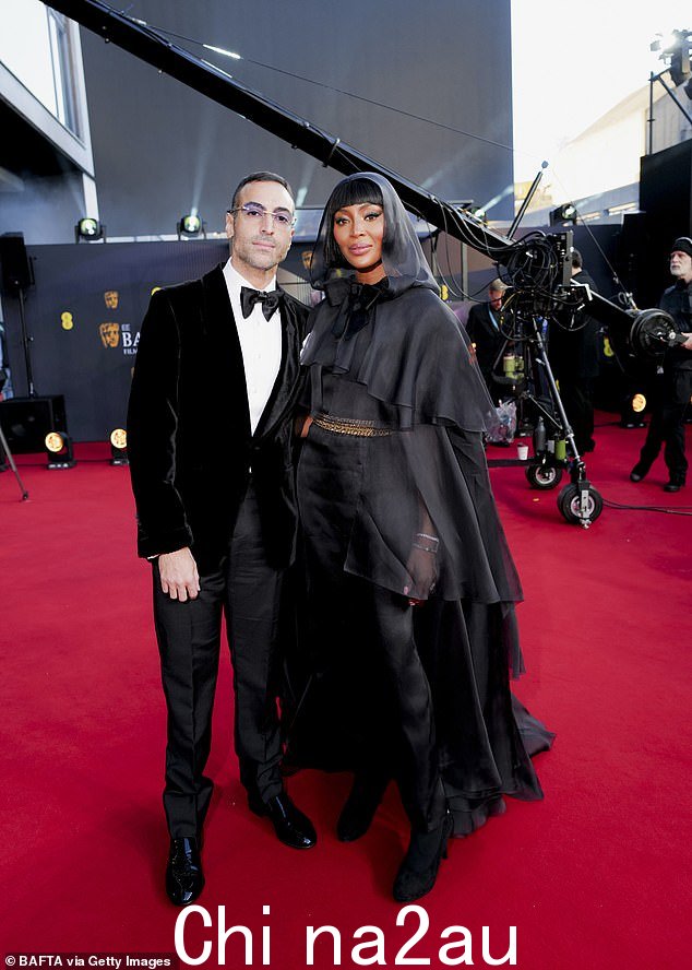 Mohammed 此前曾与另一位世界著名模特有联系,与 54 岁的 Naomi Campbell 一起参加活动,最近两人一起出现在 2 月份的 BAFTA 颁奖典礼上(如图)