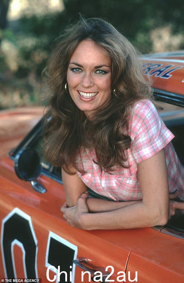 凯瑟琳在这部标志性电视连续剧中饰演华丽的黛西·杜克 (Daisy Duke),成为全球性性感象征近 45 年后,本次亮相已近 45 年; (图于 1980 年)