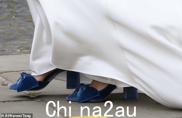 Olivia 也向新娘传统的“蓝色”致敬,她脚上的鞋子是青色天鹅绒高跟鞋,她的鞋履也有微妙的点头” class=