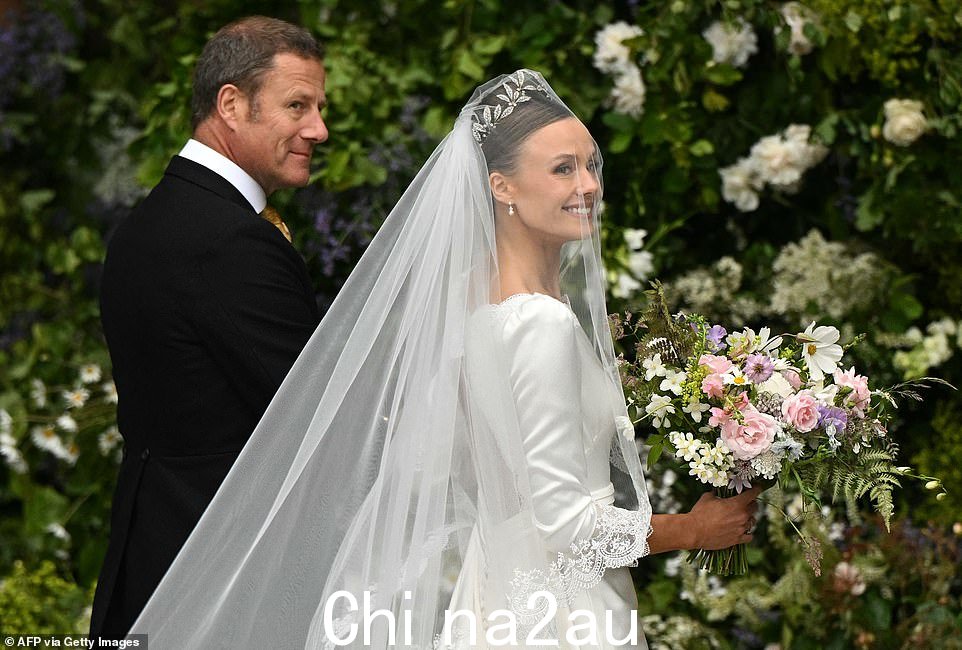 奥利维亚今天抵达威斯敏斯特公爵的婚礼时看起来很漂亮