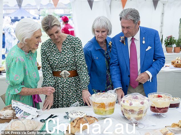 Dame Mary Berry(如图,左)和 Sophie(如图,中)和 Alan Titchmarsh(如图,右)一起观看甜点和面包