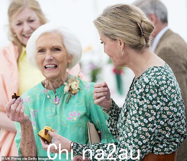 Dame Mary Berry(如图,左)和 Sophie(如图,右)在仔细阅读烘焙食品时似乎很享受彼此的陪伴