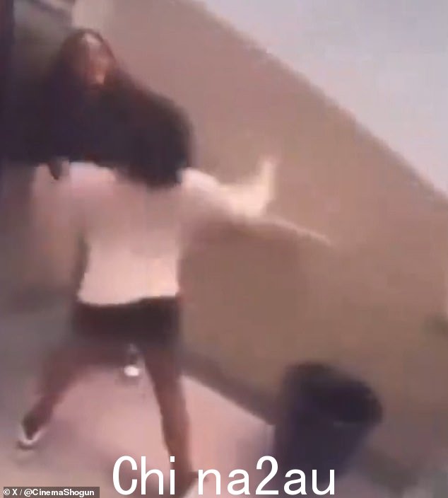 一名未透露姓名的 13 岁女孩目前面临七项袭击和殴打罪