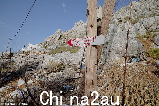 指向希腊锡米 Pedi 地区圣尼古拉斯海滩的标志