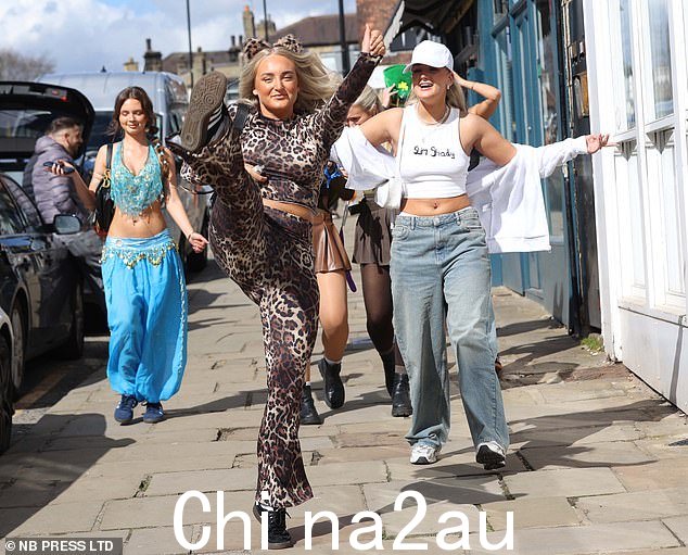复活节周六,身着奇装异服的酒鬼在 Otley run 串酒吧时沿着街道游行