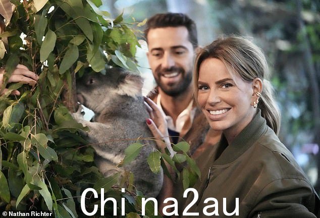 后来,这对夫妇在参观考拉围栏时一起微笑