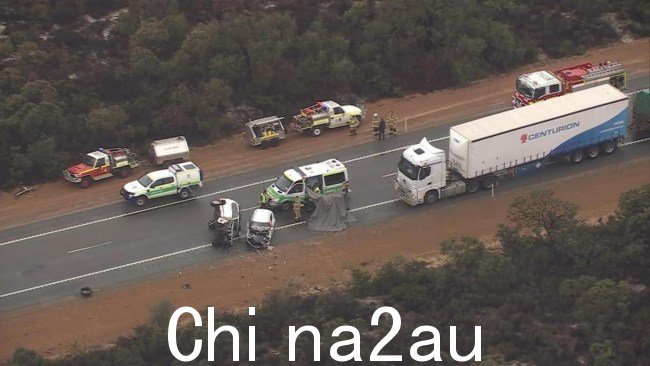 事故发生在周五上午 9 点左右,涉及两辆汽车和一辆北行的白色沃尔沃公路列车。图片:7 NEWS
