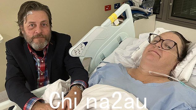 新加坡航空 321 航班遭遇湍流后,阿德莱德妇女 Kerry Jordan 从胸部以下瘫痪。照片中她与丈夫 Keith Davis 在医院