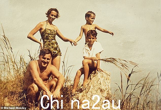 1962 年,莫斯利博士(上右)与他的父母和兄弟在香港合影