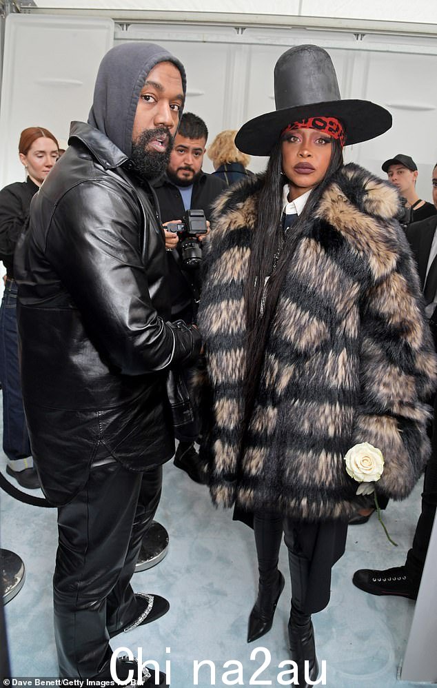 Kanye West 和 Erykah Badu 在 Burberry 春夏系列后台摆出造型2022 年 9 月 26 日在伦敦 Bermondsey 举行的 2023 年时装秀,当时诉讼中描述的事件正在进行