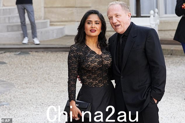 萨尔玛·海耶克 (Salma Hayek) 和奢侈品集团开云集团首席执行官弗朗索瓦-亨利·皮诺 (Francois-Henri Pinault) 抵达参加国宴