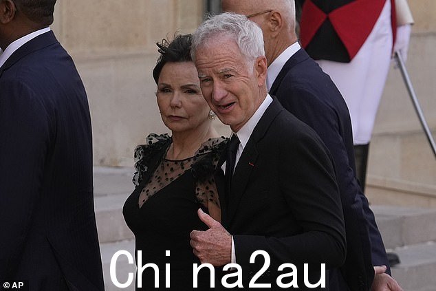 网球传奇人物转型评论员约翰·麦肯罗 (John McEnroe) 携妻子帕蒂·史密斯 (Patty Smyth) 抵达