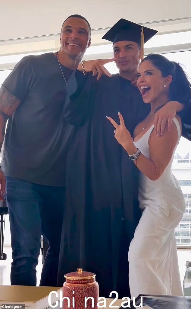 Lauren Sanchez 穿着低胸白色连衣裙,与杰夫一起惊艳贝佐斯与前男友托尼·冈萨雷斯 (Tony Gonzalez) 一起庆祝儿子 Nikko 毕业
