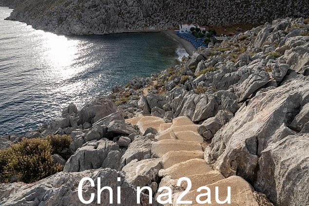 从莫斯利博士第一次出发的圣尼古拉斯海滩通往的岩石小路