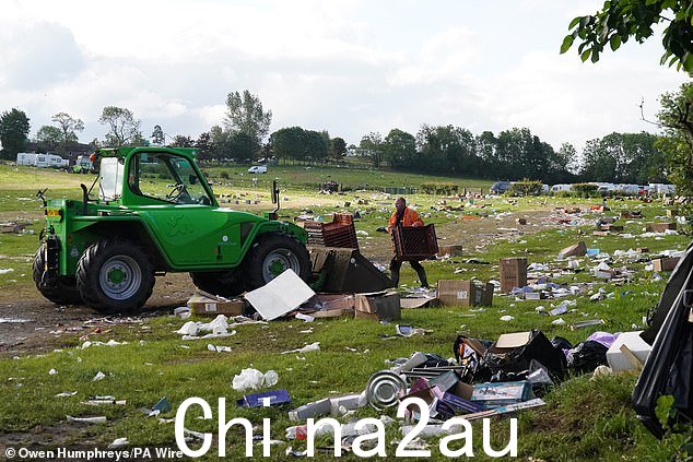 可以看到一名身穿高可视度夹克的男子在车辆的帮助下捡起垃圾(如图)