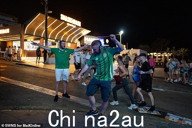 周六晚上,街道上满是高呼口号的北爱尔兰球迷,哀悼他们在国际友谊赛中以 5-1 输给西班牙