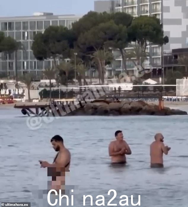 一群男子在马盖鲁夫的海里裸泳